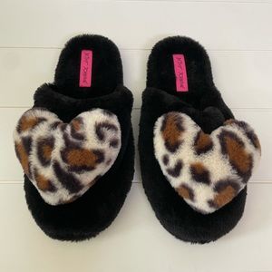 Betsy Johnson black fuzzy slippers with leopard print heart 😍